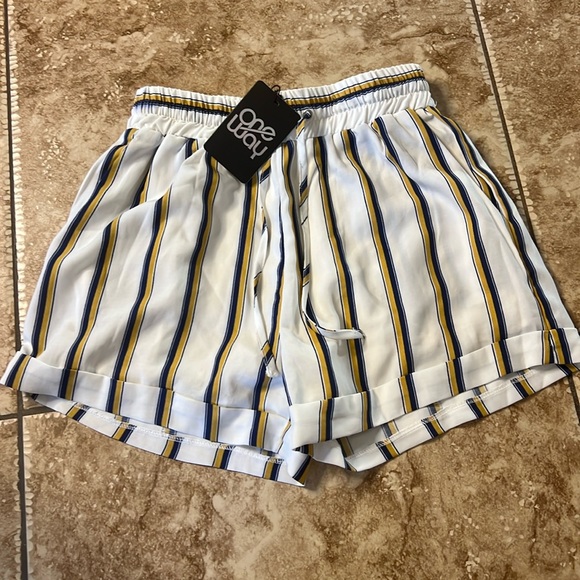 Double line shorts - Picture 1 of 5
